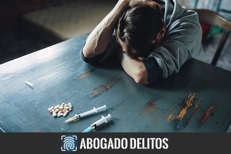 Si busca el apoyo de un abogado penalista en Leganés, en el despacho de Abogado Delitos encontrará un equipo comprometido en ofrecer un acompañamiento jurídico de primer nivel. Nos caracterizamos por tratar cada situación de forma única, atendiendo a las necesidades concretas de cada cliente y manteniendo siempre una atención cercana y personalizada. La experiencia acumulada y la seriedad con la que trabajamos nos permiten brindar un servicio fiable y orientado a proteger los intereses de quienes confían en nosotros.

Tener un abogado especializado en derecho penal a su lado puede ser decisivo en el desarrollo de un procedimiento judicial. Contar con una defensa cualificada asegura que se aplicarán las estrategias más convenientes para alcanzar un resultado favorable. Nuestro despacho abarca todas las áreas relacionadas con el derecho penal, con especial dedicación a los casos vinculados con delitos contra la seguridad vial.

¿Qué es el derecho penal y cuál es su función?
«Son delitos las acciones y omisiones dolosas o imprudentes penadas por la ley.»

El derecho penal constituye una rama fundamental del ordenamiento jurídico, cuya función principal es establecer los límites frente a aquellas conductas que atentan contra los derechos de las personas. Se ocupa de determinar qué actos son considerados delitos y cuáles son las consecuencias legales que derivan de ellos, ya se trate de acciones realizadas o de omisiones que provoquen un perjuicio, ya sea a bienes materiales o a la integridad personal.

En esencia, hablamos de toda conducta que contravenga lo dispuesto por la ley. Así lo recoge el propio Código Penal en su Artículo 10, dentro del Libro I, Título I, Capítulo I, donde se establece con claridad qué comportamientos deben considerarse punibles y, por lo tanto, sujetos a sanción.

Clasificación del derecho penal
La división de los delitos dentro del derecho penal no es una tarea sencilla, ya que varía en función de los criterios aplicados. Una primera forma de clasificación se basa en la naturaleza procesal de la infracción, lo que permite diferenciar entre delitos privados, públicos y semipúblicos.

Otro criterio tiene en cuenta el número de personas que participan en la conducta delictiva. De este modo, es posible distinguir entre delitos individuales, cometidos por una sola persona, y delitos colectivos, en los que intervienen varios implicados.

También se pueden categorizar los delitos según la forma en la que se materializa el delito. En este sentido, existen delitos cometidos mediante una acción concreta y aquellos que se producen por omisión, es decir, por no actuar cuando era debido.

La intención que motiva el acto delictivo constituye otro parámetro de clasificación. Así, se distinguen los delitos intencionales, en los que existe voluntad clara de causar un daño; los negligentes, que derivan de una falta de cuidado; y los preterintencionales, donde el resultado excede la intención inicial del autor.

Por último, si atendemos al número de bienes jurídicos que resultan vulnerados, podemos hablar de delitos simples, cuando solo se afecta a uno, o de delitos complejos, en los que se ven comprometidos varios bienes de manera simultánea.

Estas son únicamente algunas de las formas más habituales de clasificar los delitos penales, aunque en la práctica existen otros criterios adicionales que permiten un análisis aún más detallado de estas conductas.

Principales delitos penales en los que trabajamos en Leganés
Nuestra prioridad absoluta es la defensa de los intereses de quienes confían en nosotros, tanto si actuamos en calidad de acusación como si prestamos asistencia en la defensa. Como despacho de abogados penalistas en Leganés, entendemos que cada asunto requiere un enfoque único, ya que no existen dos situaciones idénticas dentro del ámbito judicial.

Esta manera de trabajar nos permite ofrecer un trato cercano y directo, adaptándonos a las circunstancias concretas de cada cliente. Escuchamos con atención cada detalle del caso, lo que nos brinda la posibilidad de diseñar estrategias legales ajustadas a sus necesidades y orientadas a conseguir los mejores resultados posibles.

Delitos contra la seguridad vial
El Código Penal, en su Título XVII, Capítulo IV, recoge entre los artículos 379 y 385 ter, aquellas conductas que suponen un peligro para la seguridad del tráfico y que, por tanto, se consideran delitos contra la seguridad vial. La normativa establece de forma clara cuáles son los comportamientos que pueden dar lugar a responsabilidad penal en este ámbito.

Entre las conductas más comunes se encuentra la conducción con temeridad manifiesta, así como circular sin estar en posesión del permiso de conducir correspondiente. También constituye delito superar los límites de velocidad establecidos por la normativa de tráfico.

El consumo de alcohol o drogas al volante es otra de las infracciones tipificadas como delito, del mismo modo que negarse a someterse a las pruebas de detección. Además, la legislación contempla la colocación de obstáculos en la calzada, no retirarlos cuando corresponda, o manipular, sustraer o deteriorar la señalización vial como comportamientos que ponen en riesgo la seguridad y que conllevan consecuencias legales graves.

Delitos económicos o contra el mercado
Dentro del derecho penal, los delitos de carácter económico tienen un papel destacado, ya que afectan directamente al orden socioeconómico y al correcto funcionamiento del mercado. Estas conductas abarcan desde infracciones contra la Hacienda Pública y la Seguridad Social, hasta prácticas ilícitas en el entorno empresarial o en perjuicio de los consumidores. También se incluyen en esta categoría aquellos actos de corrupción en los que participan particulares o que se producen en el marco de operaciones comerciales.

Junto a estas infracciones, existen otros delitos patrimoniales que también impactan en la economía, como la malversación de fondos, el blanqueo de capitales o las estafas. El hurto, el robo y la apropiación indebida forman igualmente parte de este grupo de conductas que, además de generar perjuicios económicos concretos, socavan la confianza en las instituciones y en la actividad económica en general.

Violencia de género
El delito de violencia de género, también denominado maltrato habitual en el entorno familiar, se refiere a aquellos actos de agresión física o psicológica ejercidos de manera reiterada contra una persona con la que existe un vínculo afectivo o de convivencia. Este tipo de conductas generan una situación de sometimiento y control sobre la víctima, lesionando su dignidad y configurando una tipificación penal propia.

Con la promulgación de la Ley Orgánica 1/2004, de 28 de diciembre, de Medidas de Protección Integral contra la Violencia de Género, se fijó un marco sancionador específico y contundente para estos delitos. Posteriormente, la Ley Orgánica 10/2022, de 6 de septiembre, conocida como Ley del «solo sí es sí», junto con su modificación mediante la Ley Orgánica 4/2023, de 27 de abril, reforzaron aún más la protección frente a estas conductas, especialmente en relación con la importancia del consentimiento en los delitos de carácter sexual.

Delitos contra la salud pública y el bienestar general
Entre los delitos más habituales se encuentran aquellos que afectan directamente a la salud pública, en particular los vinculados con la elaboración, manipulación y tráfico de drogas. No obstante, este grupo no se limita únicamente a las sustancias estupefacientes, sino que comprende cualquier conducta que pueda poner en riesgo la salud colectiva o el bienestar común.

Estos delitos se regulan en el Código Penal, concretamente en el Título XVII, Capítulo III. La interpretación de estas disposiciones legales no siempre resulta sencilla, ya que ciertas actividades ilícitas, como la fabricación de drogas, implican el uso de compuestos químicos que, aunque peligrosos, también forman parte de la vida cotidiana en ámbitos industriales o domésticos.

Repercusiones penales, laborales y administrativas de los antecedentes penales
Cuando una persona es condenada por la comisión de un delito, su situación queda inscrita en el Registro de Antecedentes Penales del Ministerio de Justicia. Esta anotación se produce tras la existencia de una sentencia firme y genera una serie de consecuencias que pueden afectar a diferentes ámbitos de la vida del condenado.

En el terreno penal, contar con antecedentes puede agravar la situación jurídica en futuros procesos, ya que los jueces y tribunales tienden a imponer sanciones más estrictas a quienes presentan reincidencia en su historial.

En el ámbito laboral, tener antecedentes supone un obstáculo importante para acceder a determinadas profesiones. Se limita especialmente el acceso a puestos en la administración pública, cuerpos de seguridad, entidades financieras, profesiones jurídicas, atención médica o cualquier actividad vinculada al cuidado de menores.

Finalmente, las repercusiones también se extienden al plano administrativo. Disponer de antecedentes puede complicar la tramitación de solicitudes relevantes, como la adopción de menores, la concesión de becas de estudio o la incorporación a colegios profesionales, restringiendo así oportunidades fundamentales en la vida personal y profesional.

¿Cómo eliminar los antecedentes penales?
El ordenamiento jurídico establece que los antecedentes penales no deben mantenerse de forma indefinida una vez cumplida la condena. Tras satisfacer la pena impuesta y cumplir con todas las obligaciones derivadas del delito —ya sean de carácter legal o económico—, la persona tiene derecho a solicitar la cancelación de esos registros. Hasta ese momento, los antecedentes continúan generando efectos jurídicos y pueden limitar el acceso a determinadas oportunidades profesionales o administrativas.

El tiempo necesario para que los antecedentes puedan borrarse depende de la gravedad de la sanción impuesta, según lo dispuesto en el Código Penal. Así, en el caso de las penas leves, el plazo de espera es de seis meses. Cuando se trata de sanciones que no superan los 12 meses de duración o provienen de delitos cometidos por imprudencia, el tiempo exigido es de dos años. Para las penas menos graves inferiores a tres años, la cancelación puede solicitarse tras un período de tres años, mientras que, si la duración es igual o superior a tres años, el plazo se amplía a cinco. Finalmente, en el caso de las penas graves, será necesario esperar diez años para poder limpiar el historial judicial